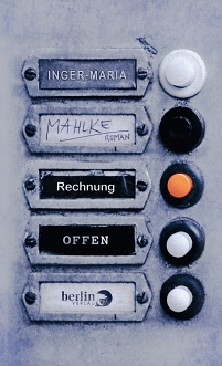 Das Buchcover zu "Rechnung offen" von Inger-Maria Mahlke zeigt die Namensschilder einer Klingel an Haustüre